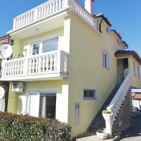 C, Free Parking Apartment Pula